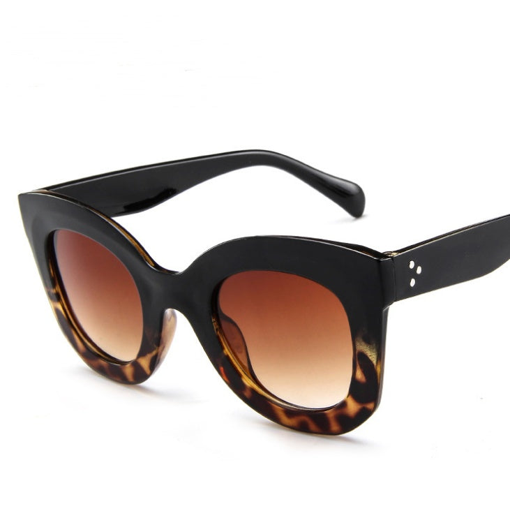 Sunglasses fashion cat eye sunglasses featuring a stylish black and tortoiseshell design with gradient lenses.