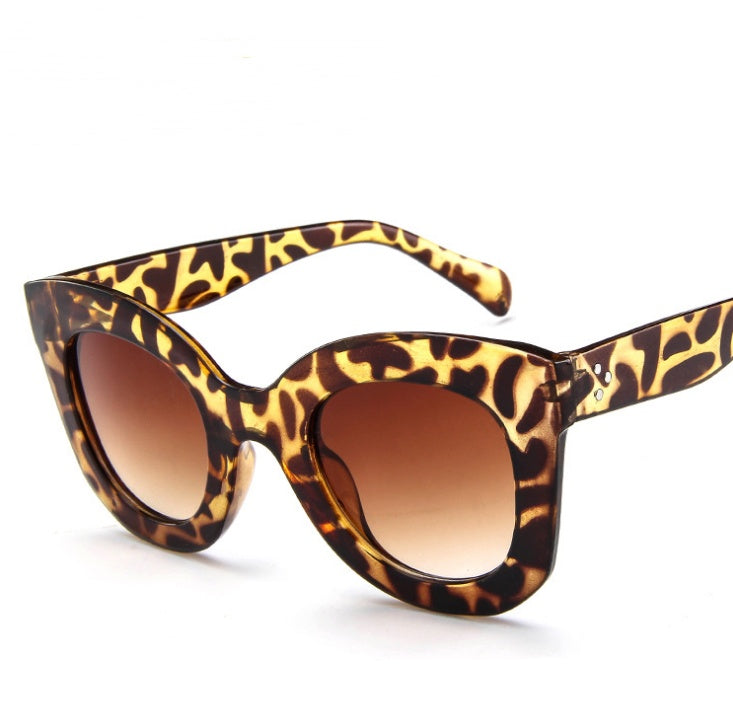 Sunglasses fashion cat eye sunglasses with leopard print design and gradient lenses.